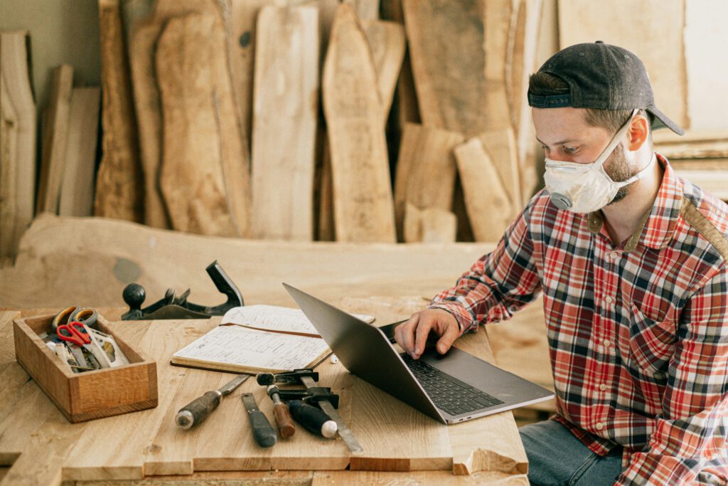 handwerker macht website fertig